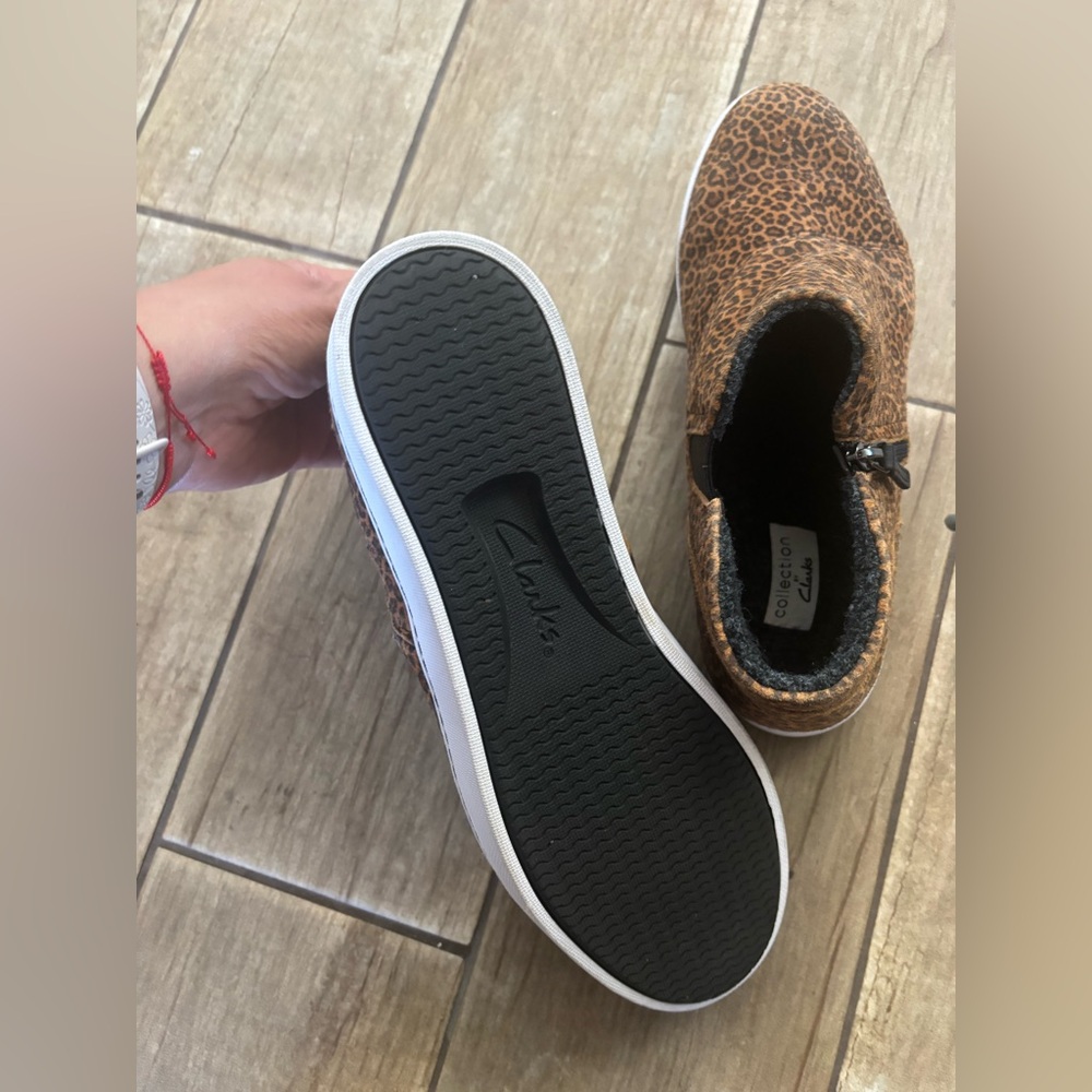 Clarks Women's Pawley Adwin Zipper Closure Walking Sneakers - Picture 7 of 9